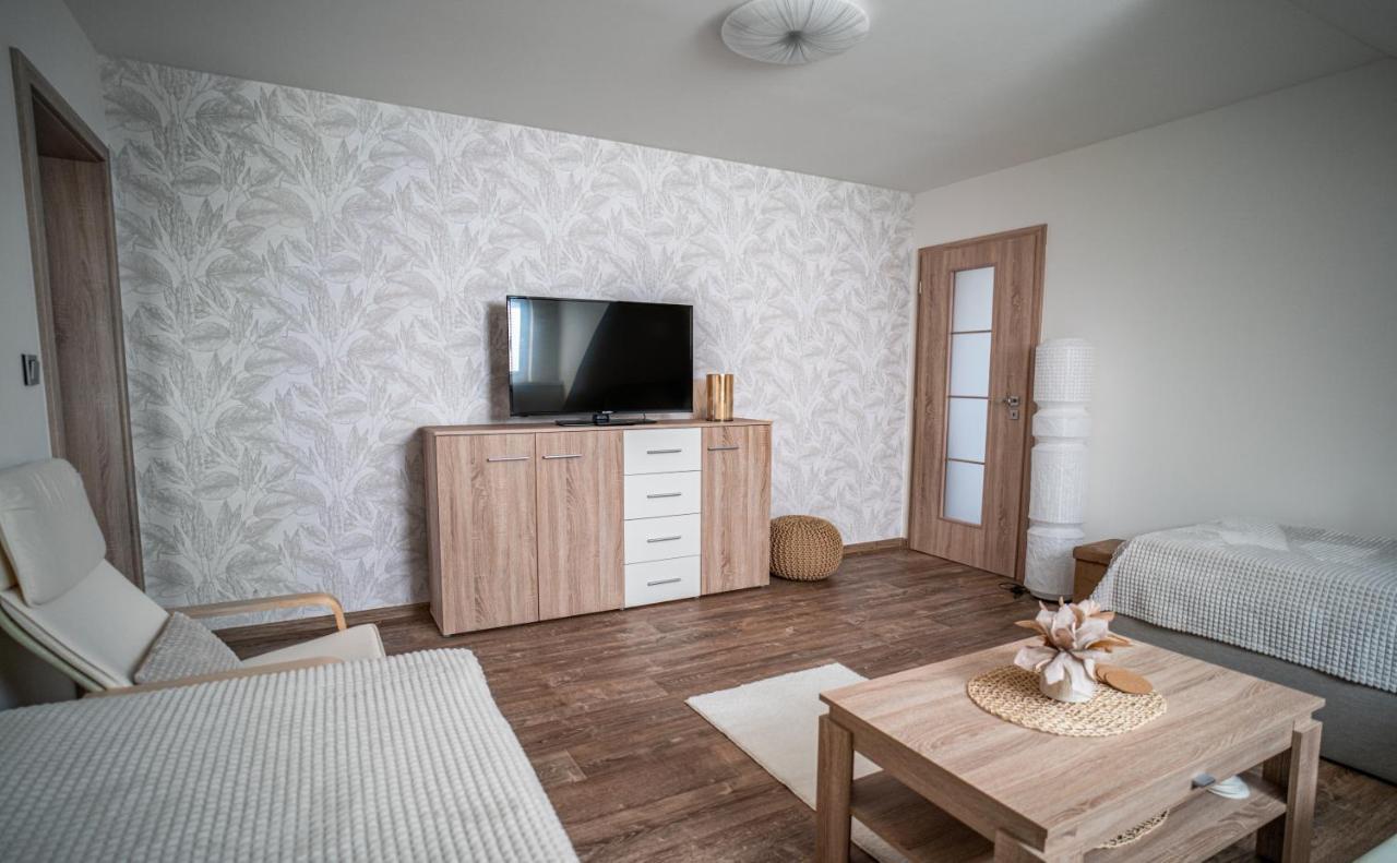 Apartmanovy Dum Sklipek ทรุตนอฟ ภายนอก รูปภาพ