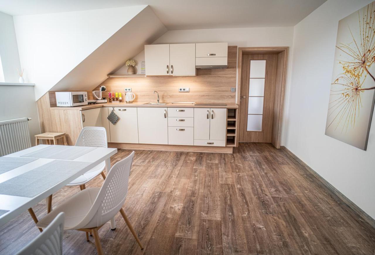 Apartmanovy Dum Sklipek ทรุตนอฟ ภายนอก รูปภาพ